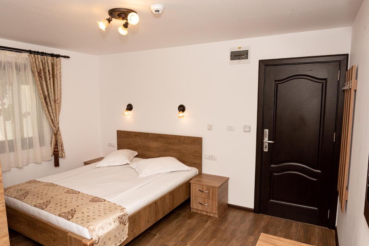 K'Raman Hotel Ramnicu Valcea Exterior photo